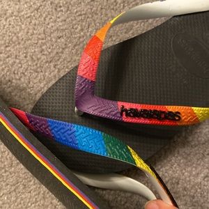 EUC men’s rainbow Havaianas flip flops
